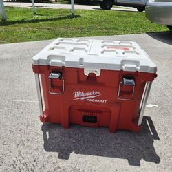 Milwaukee packout cooler no issues!  Like New!  No smells, cracks, stains or leaks!  Great Condition!