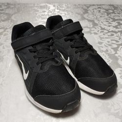 Black Nike Running Shoes For Kids SIZE (3Y) — Used Good Condition 