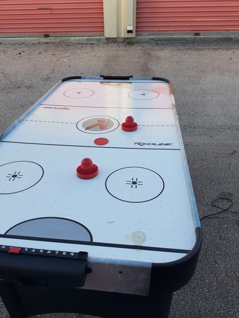 Air hockey table