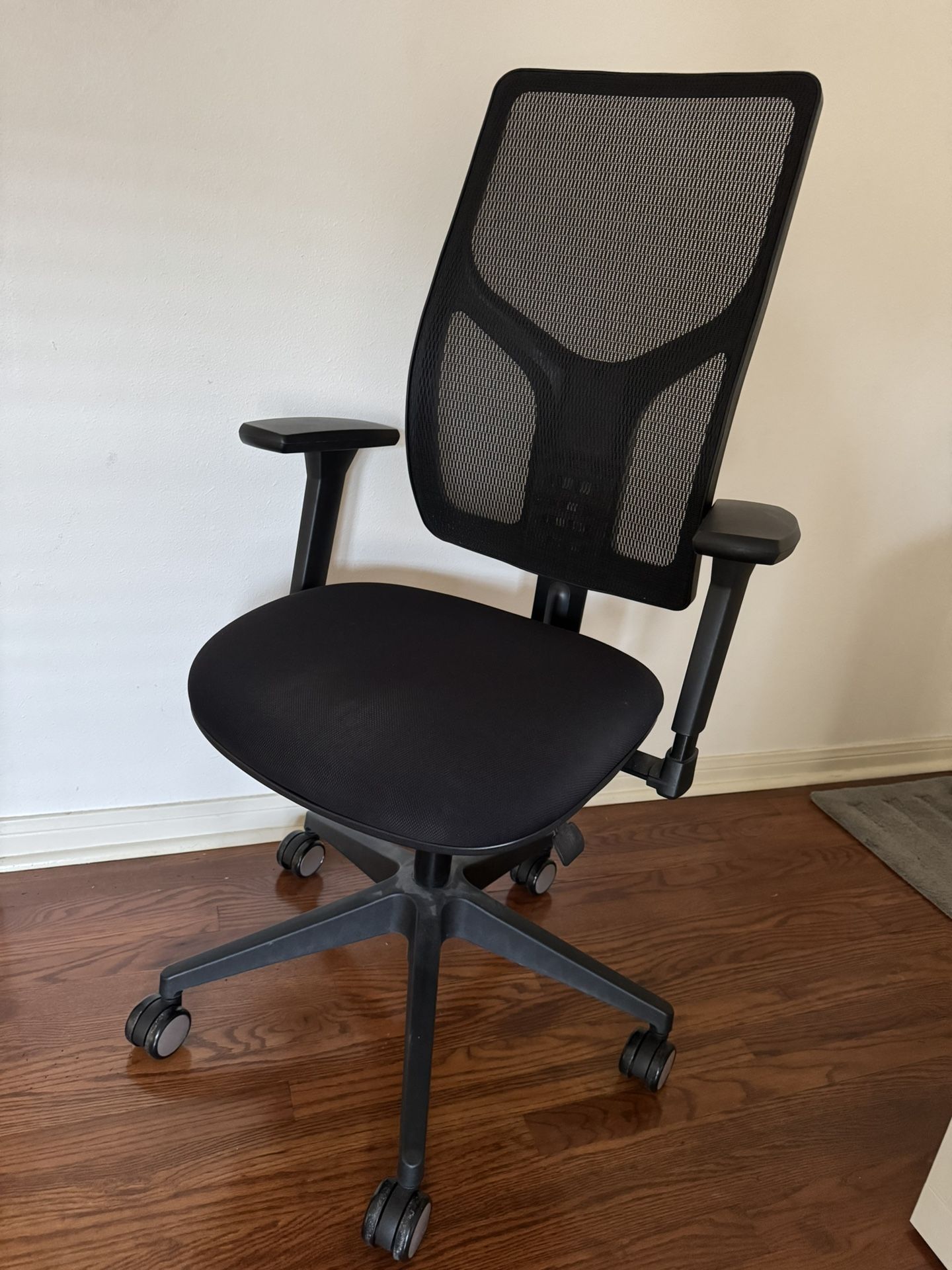 Ergonomic Mesh Office Chair – Excellent Condition!