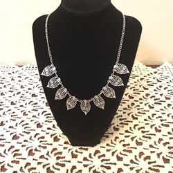 Vintage Beautiful Nine Filigree Leaves Charm silver tone chain necklace. 18” extends to 20”