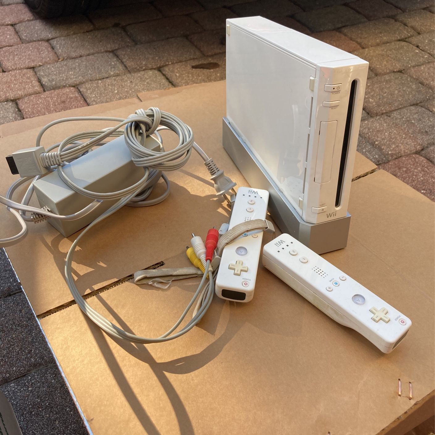 NINTENDO Wii Console System White With Games And Cables for Sale in  Orlando, FL - OfferUp