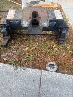 Fifth wheeler tow hitch