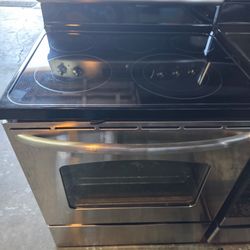 GE Electric Flat-top Range With 5 Burners