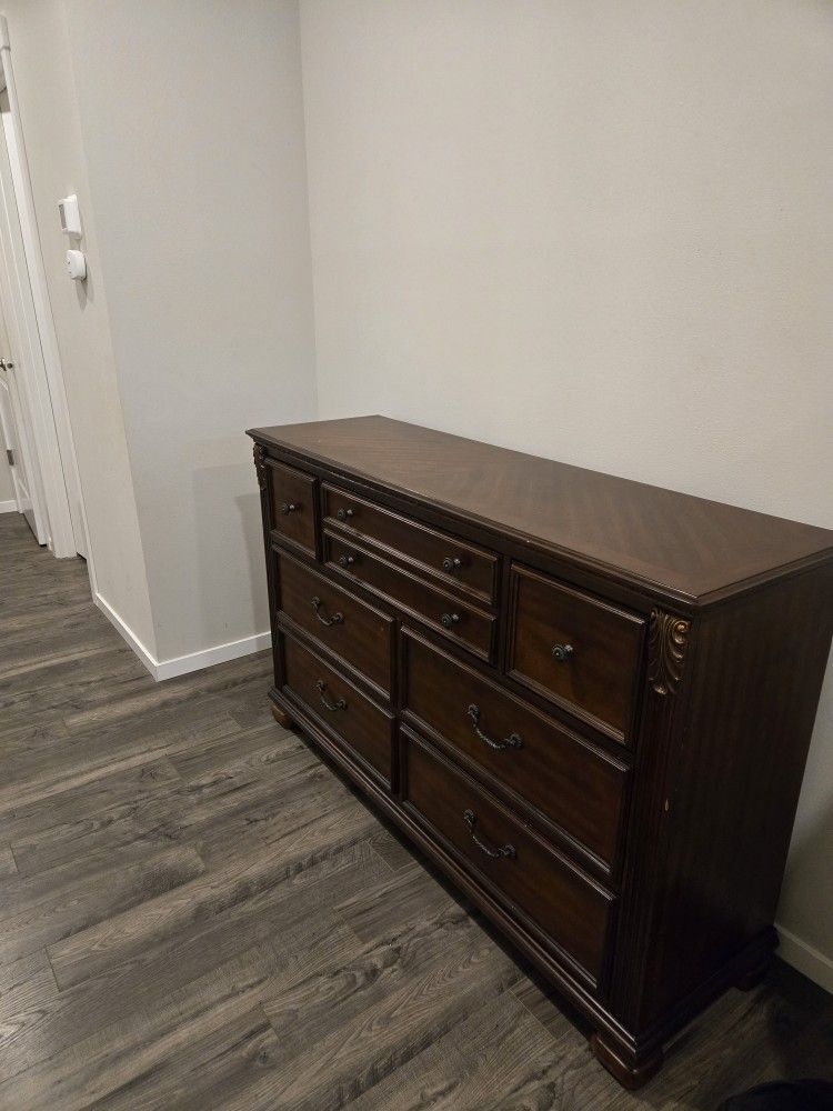 Dresser With Mirror