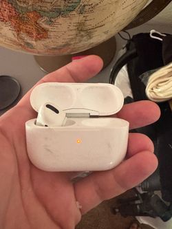 Apple AirPods (1 is missing) works fine