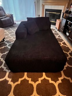Brand new oversized black high destiny chaise lounger. Very comfortable. Great for dorm room, extra seating, office, bedroom, living room. Olentangy R