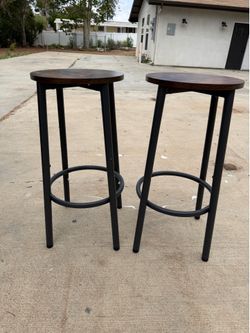 2 bar stools