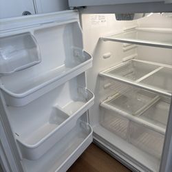 21 Cu Ft Top Freezer Refrigerator. Excellent Shape