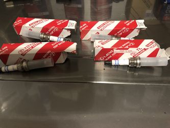 Dealer Spark Plugs (4) New Toyota , Lexus