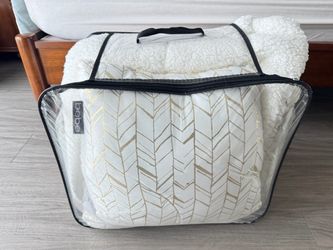 New Bebe Queen 4-Piece Faux Fur Comforter Set – Sherpa Reverse