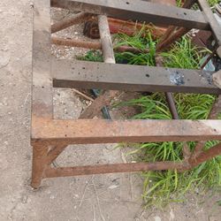 Mesa De Fierro
