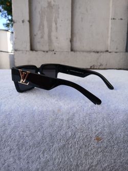 Glasses L V