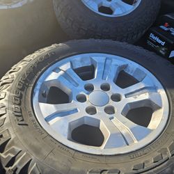 Im Selling a Set Of 4 Of Silerado Or Gmc 1500 OEM wheels 