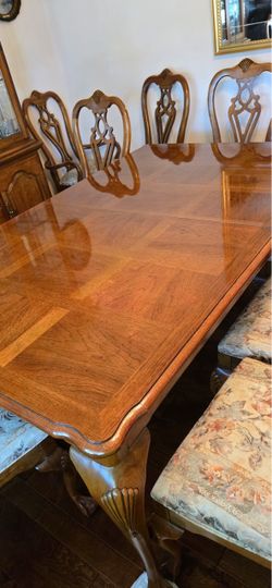 Thomasville Dining Room Table with 2 leaves.