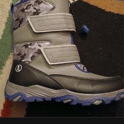 Kids Snow Flurry Insulated Winter Boots, Lands End Camo & Blue Kids sz 5. New $25.