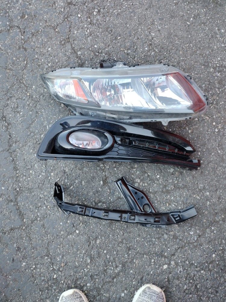 2015 Honda civic EX passenger side headlight with fog light assembly and bumper bracket