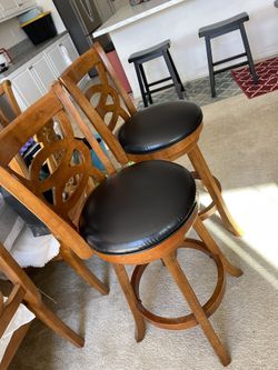 The bar chairs can be rotated and are of good quality. The original price was more than 200 US dollars. Now they are sold for 55 each due to moving.