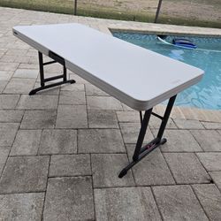 table. height adjustable