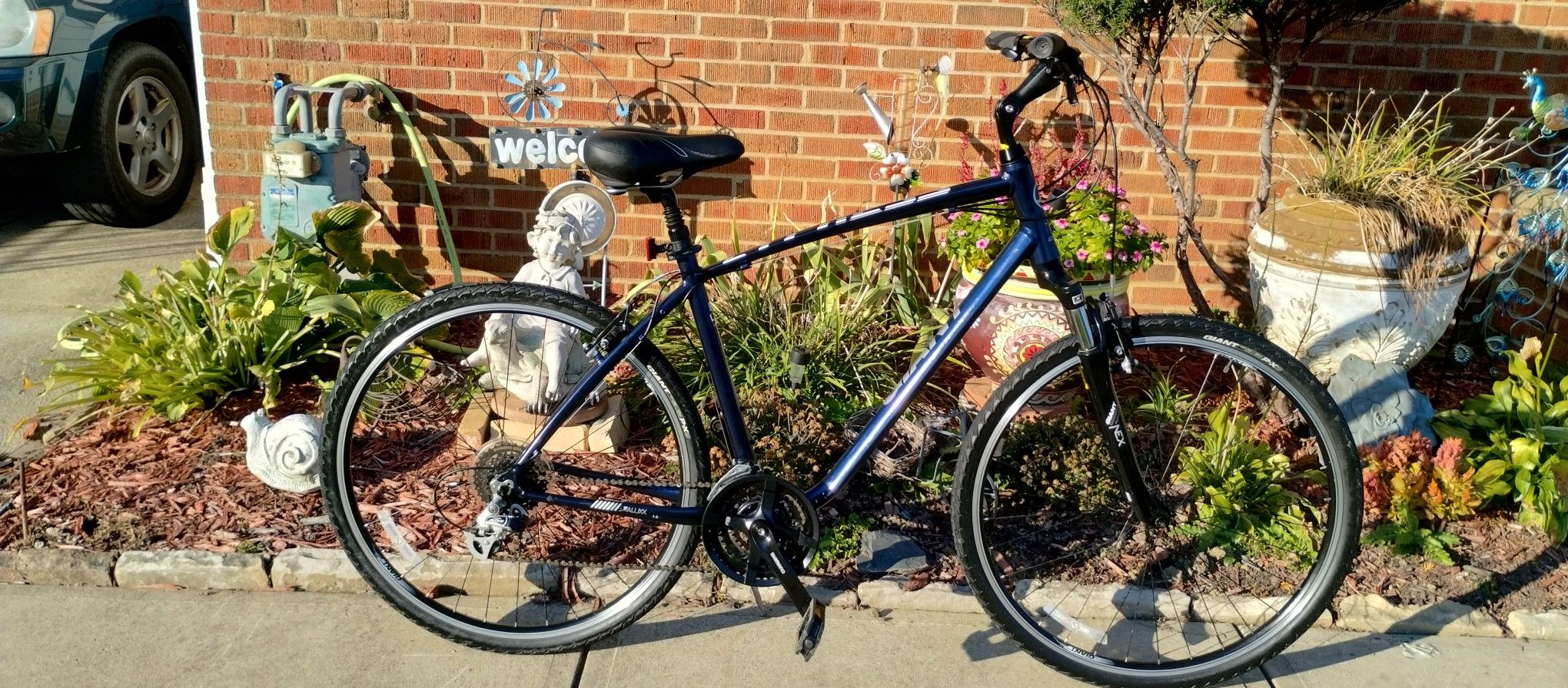 Like New 700c Giant Hybrid Bike 24 Speed Trigger Shifter Front Fork Suspension Large Frame Size Tuned And Needs Absolutely Nothing Ready To Ride