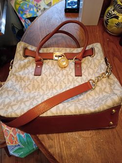 WOMEN'S PURSE $20 PICK UP IN SUN VALLEY