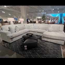 Brand New Ashley’s Modern Teddy Sectional 