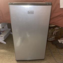 Black + Decker Mini Fridge 