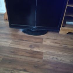 42" TV Plays Good With Remote