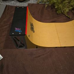 Tech Deck half pipe 