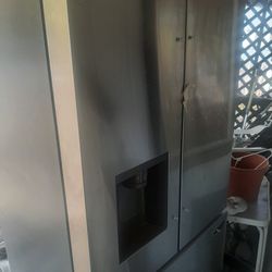 Fair Used  Kenmore Fridge Top To Bottom Feature  Fidge Up Top Feeezer Below 