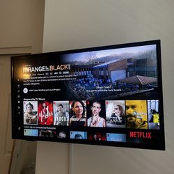 Insignia 32inch Smart TV + Wall Mount 