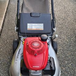 HONDA SELF PROPELLED LAWN MOWER. 