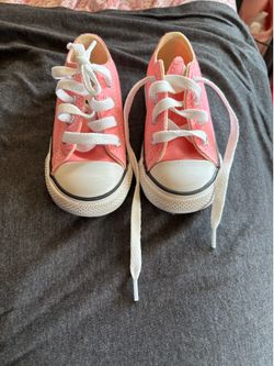 Toddler pink converse shoes