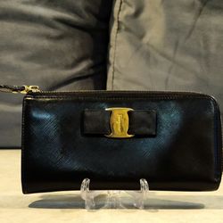SALVATORE FERRAGAMO VARA RIBBON BLACK LEATHER CONTINENTAL L-SHAPED ZIP AROUND LONG WALLET 