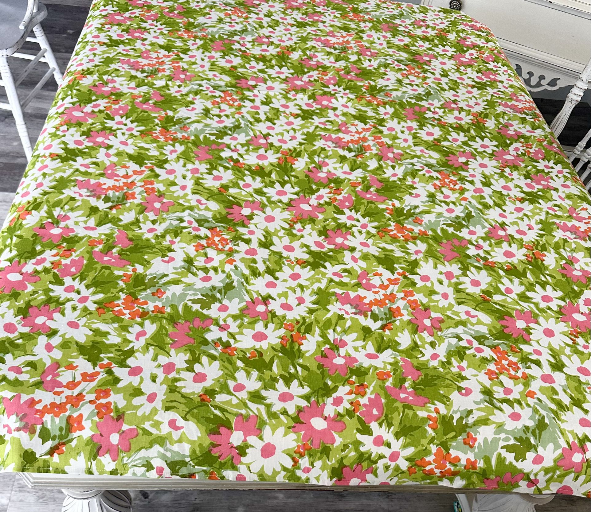 Vintage Steven’s Simtex cotton 67” x 53” tablecloth and 6 napkins. New old stock, unused in box. Bold bright cotton Daisy florals. 