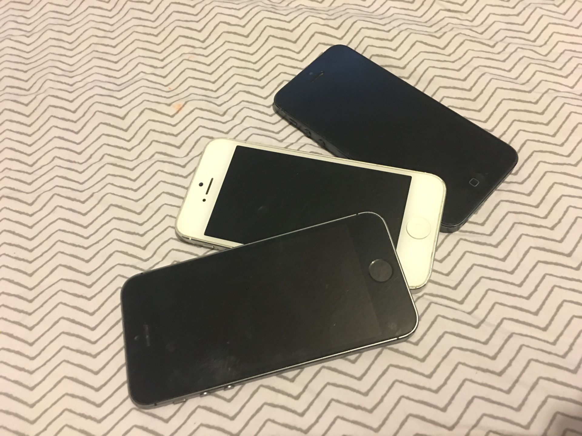 Apple IPhone 5’s and a 5s. Plus 3 free broken iPhones/iPods.