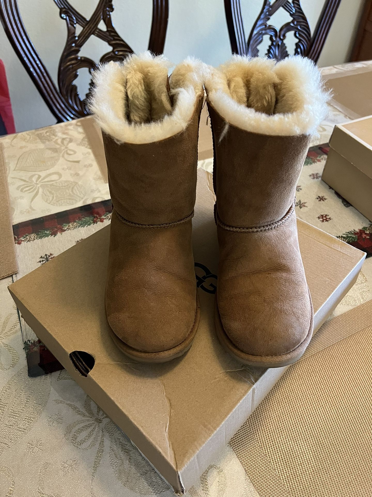 UGGS Size 6 1/2 Good Conditions