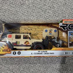 NEW- Matchbox RC Jurassic World Dominion Jeep Gladiator with 6 inch Dracorex Dinosaur Figure & Remote Control Toy Car with Auto-Capture Claw