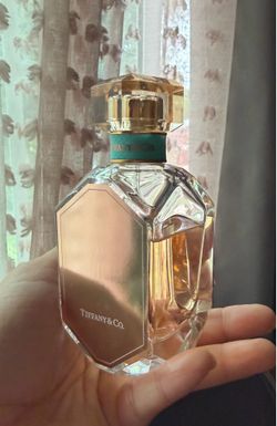Tiffany's widely recognized "gold" perfume is the Tiffany & Co. Rose Gold eau de Parfum