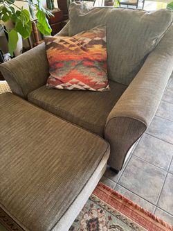 MINT CONDITION Ashley Furniture Gray Ribbed Textured Ottoman Set (2 Pieces)