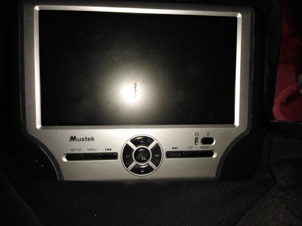 Mustek dual portable DVD players for the car
