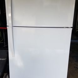 Kenmore fridge / ice box in excellent working condition. Delivery available!