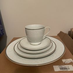 China Dinnerware - Gorham Adria Gold - 5 Piece Place Set. 