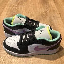 Jordan 1 Low Green Glow Violet Shock BRAND NEW 553560-151 GS Size 6 Y Womens 7.5