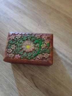 Vintage wood jewelry/trinket box