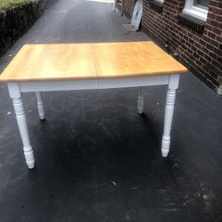 Very Good Condition Hardwood Table 