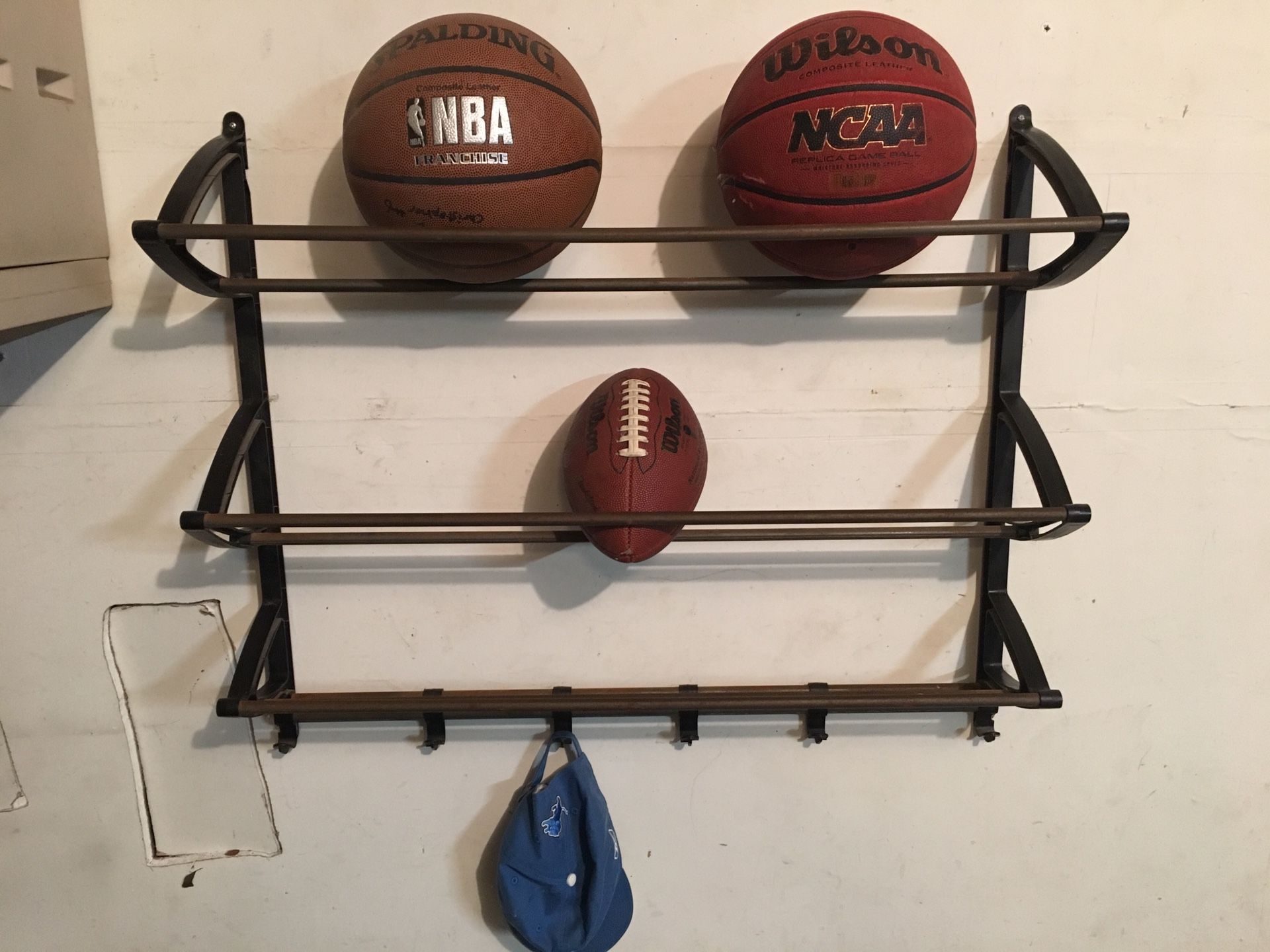 Lynk wall mounted sports rack