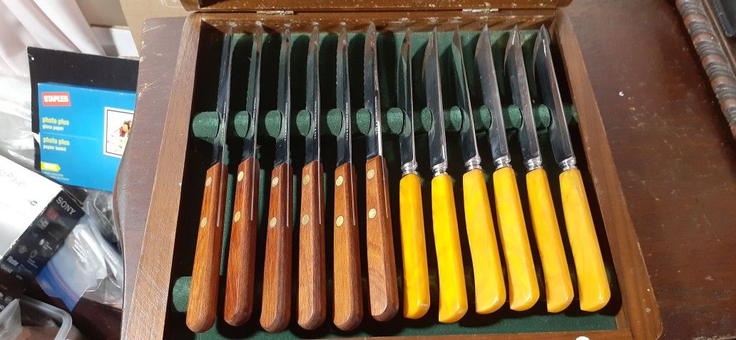 12 Robeson Steak Knives, In Cutco Case