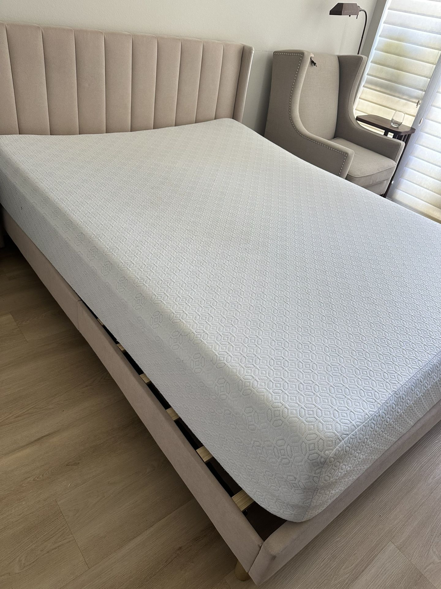 Zinus Queen mattress 12 inches