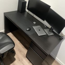 Black Desk